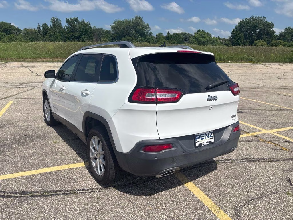 2017 Bright White Clearcoat Jeep Cherokee Latitude FWD SUV