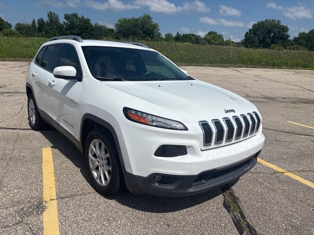 2017 Bright White Clearcoat Jeep Cherokee Latitude FWD SUV