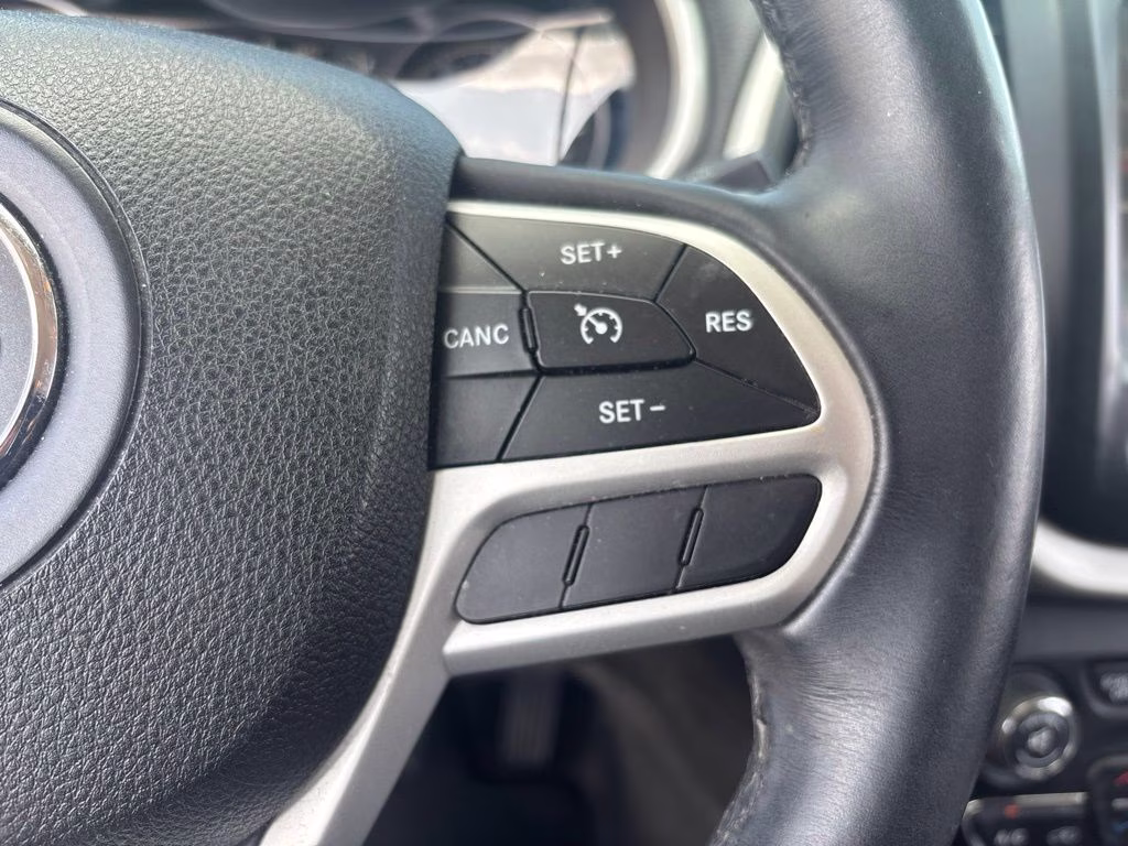 2017 Bright White Clearcoat Jeep Cherokee Latitude FWD SUV