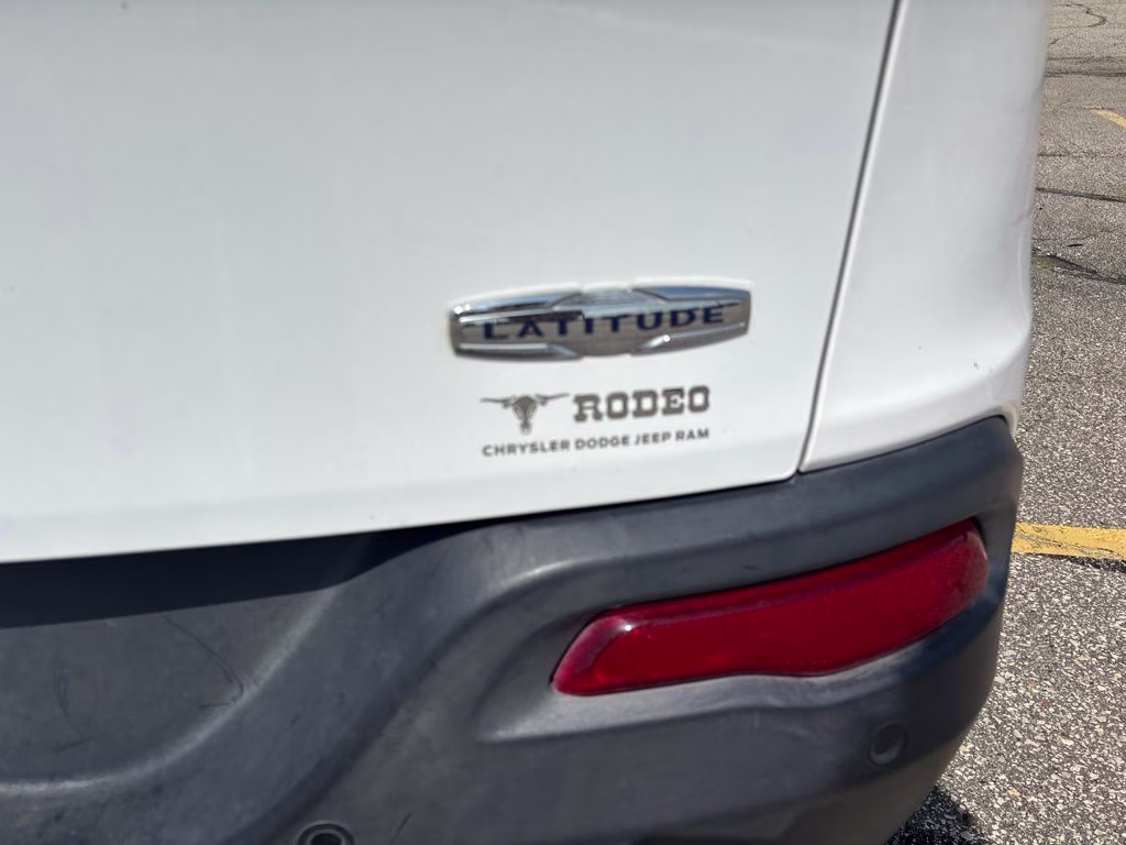 2017 Bright White Clearcoat Jeep Cherokee Latitude FWD SUV
