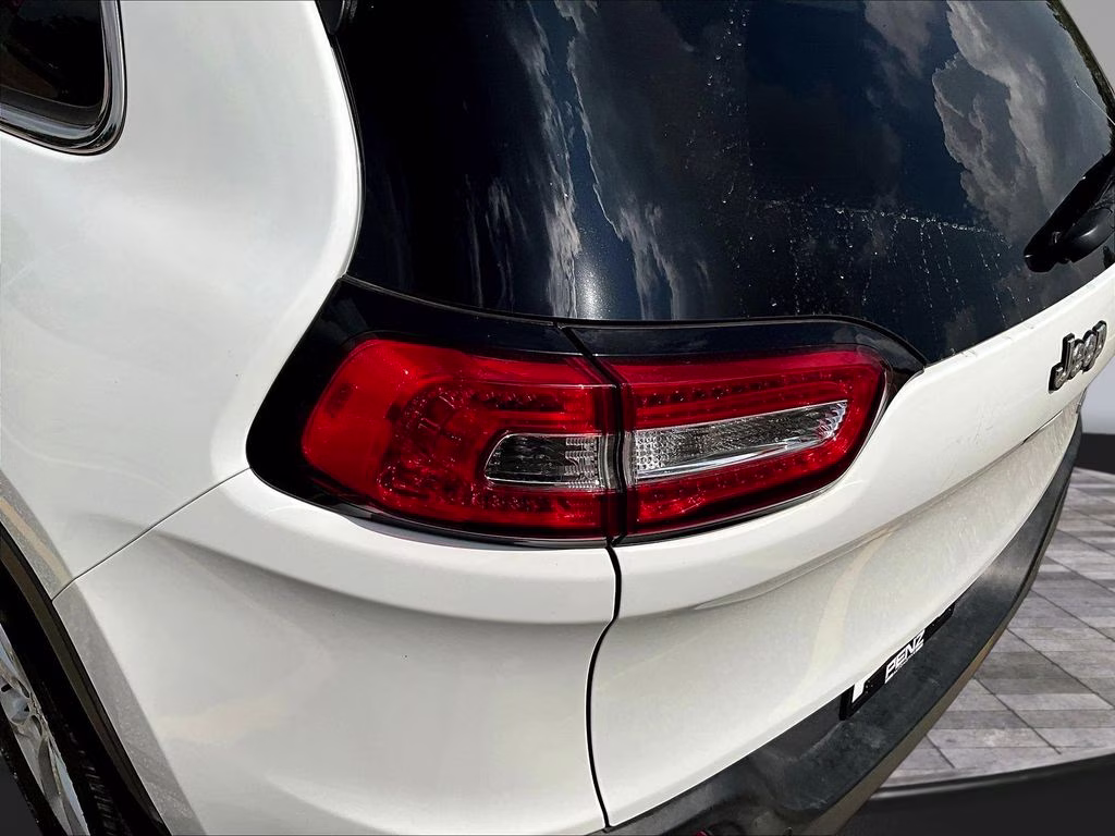 2017 Bright White Clearcoat Jeep Cherokee Latitude FWD SUV