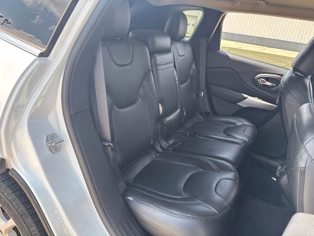 2017 Bright White Clearcoat Jeep Cherokee Latitude FWD SUV