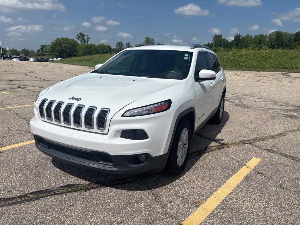 2017 Bright White Clearcoat Jeep Cherokee Latitude FWD SUV