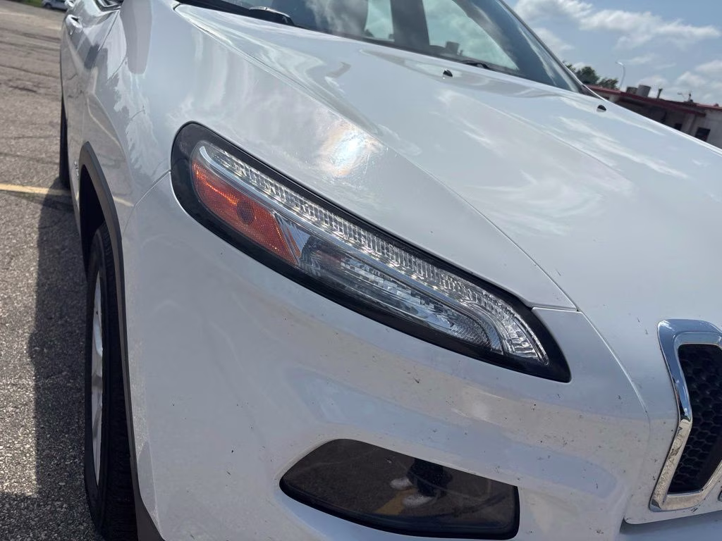 2017 Bright White Clearcoat Jeep Cherokee Latitude FWD SUV