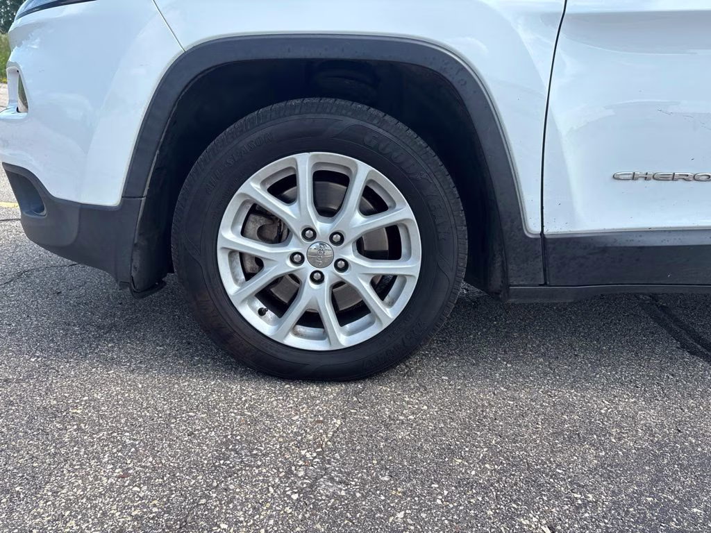 2017 Bright White Clearcoat Jeep Cherokee Latitude FWD SUV