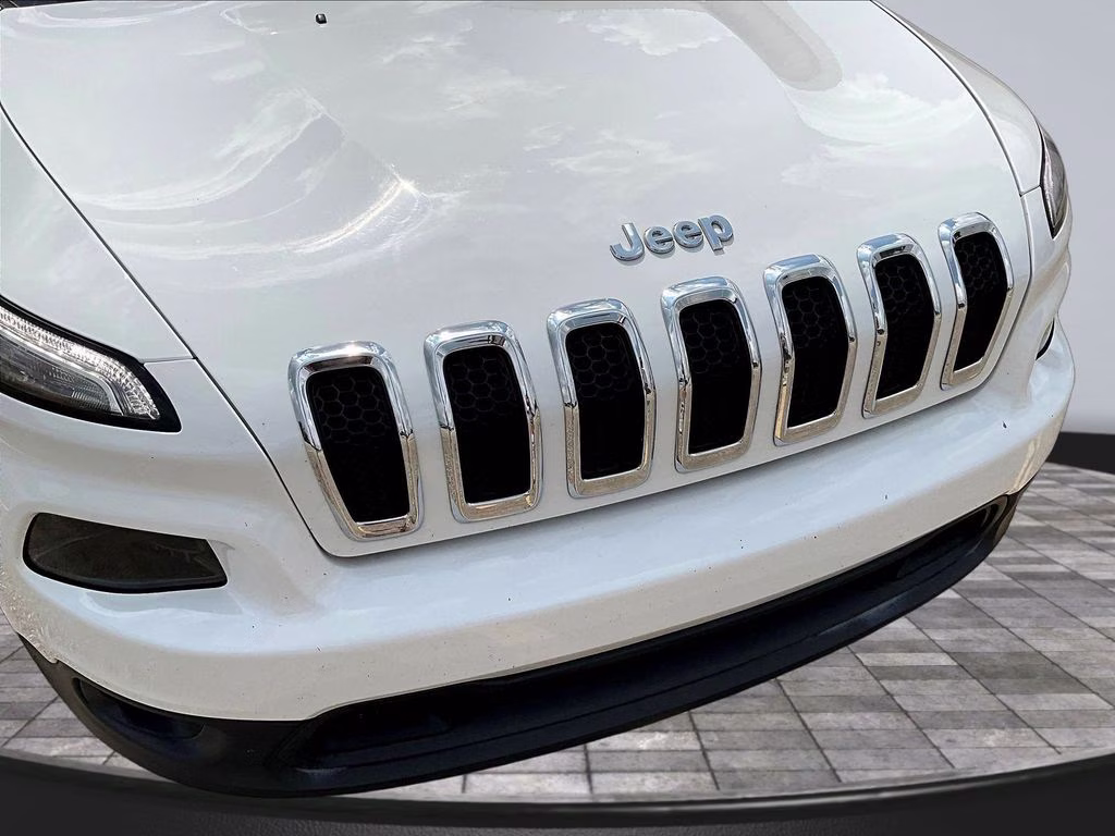 2017 Bright White Clearcoat Jeep Cherokee Latitude FWD SUV