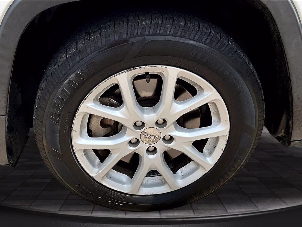 2017 Bright White Clearcoat Jeep Cherokee Latitude FWD SUV