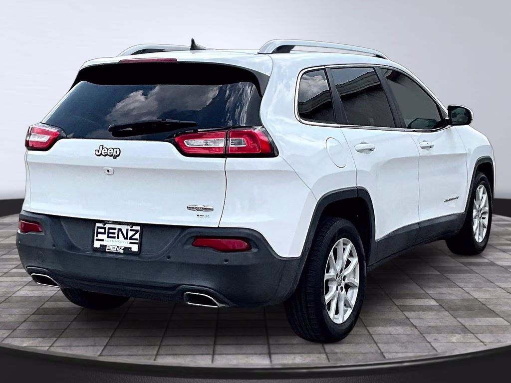 2017 Bright White Clearcoat Jeep Cherokee Latitude FWD SUV