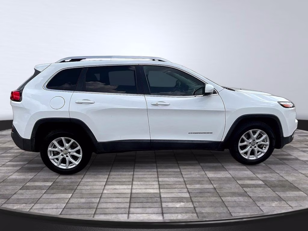 2017 Bright White Clearcoat Jeep Cherokee Latitude FWD SUV