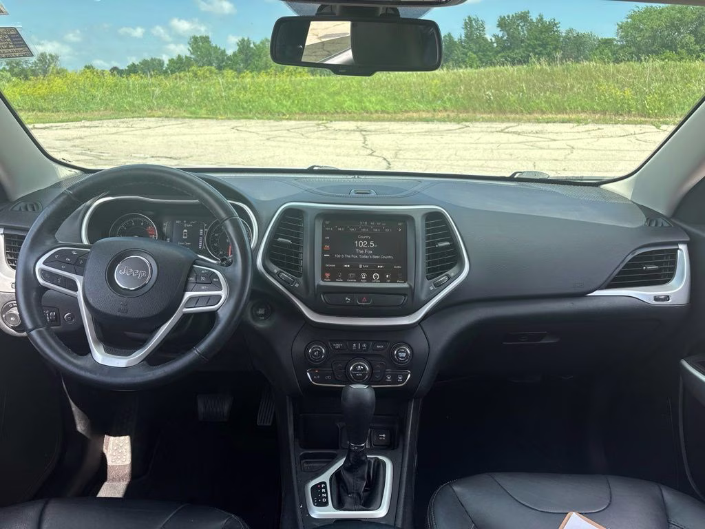 2017 Bright White Clearcoat Jeep Cherokee Latitude FWD SUV