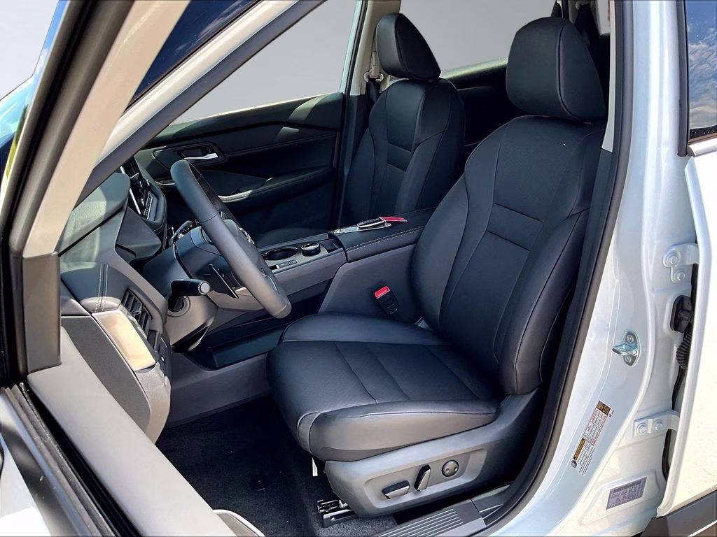 2026 Everest White Pearl Tricoat Nissan Rogue Dark Armor AWD SUV