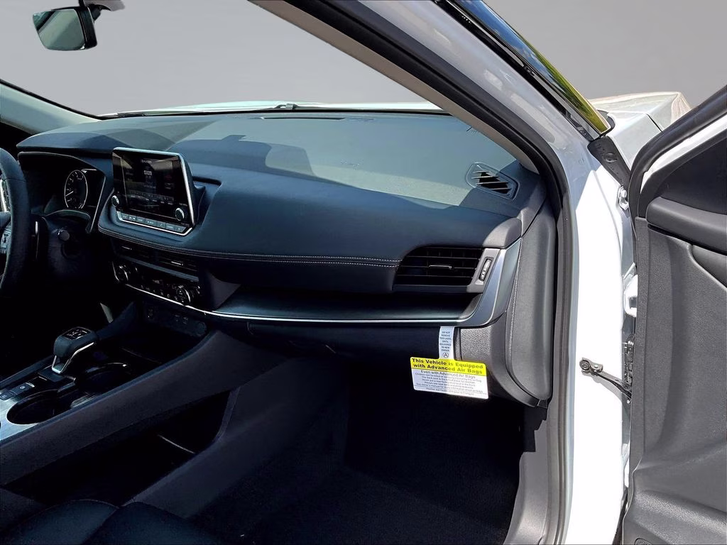 2026 Everest White Pearl Tricoat Nissan Rogue Dark Armor AWD SUV