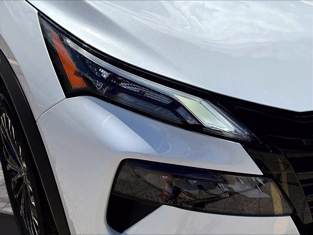 2026 Everest White Pearl Tricoat Nissan Rogue Dark Armor AWD SUV