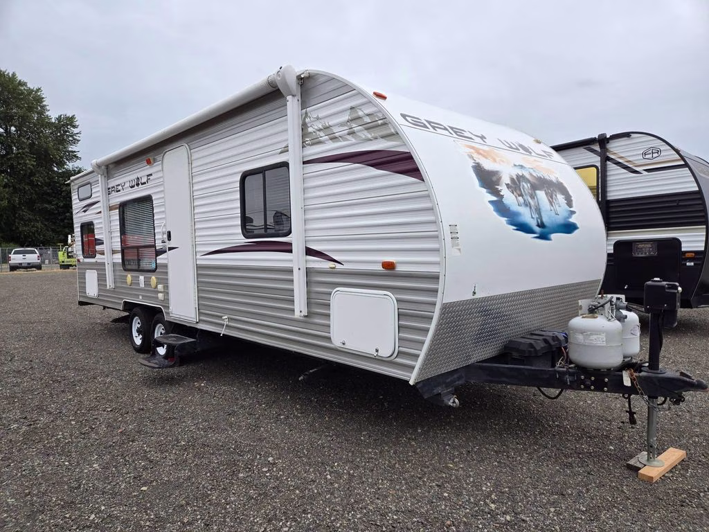 2013 WHITE CHEROKEE GREY WOLF 26BH Trailer