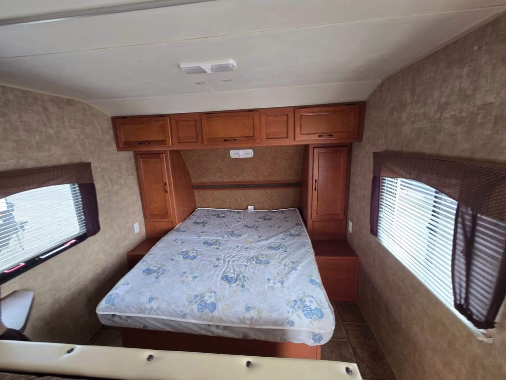 2013 WHITE CHEROKEE GREY WOLF 26BH Trailer
