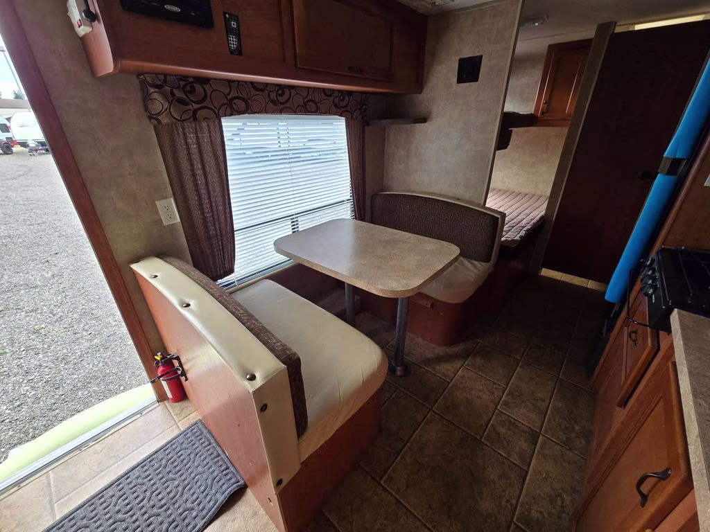 2013 WHITE CHEROKEE GREY WOLF 26BH Trailer