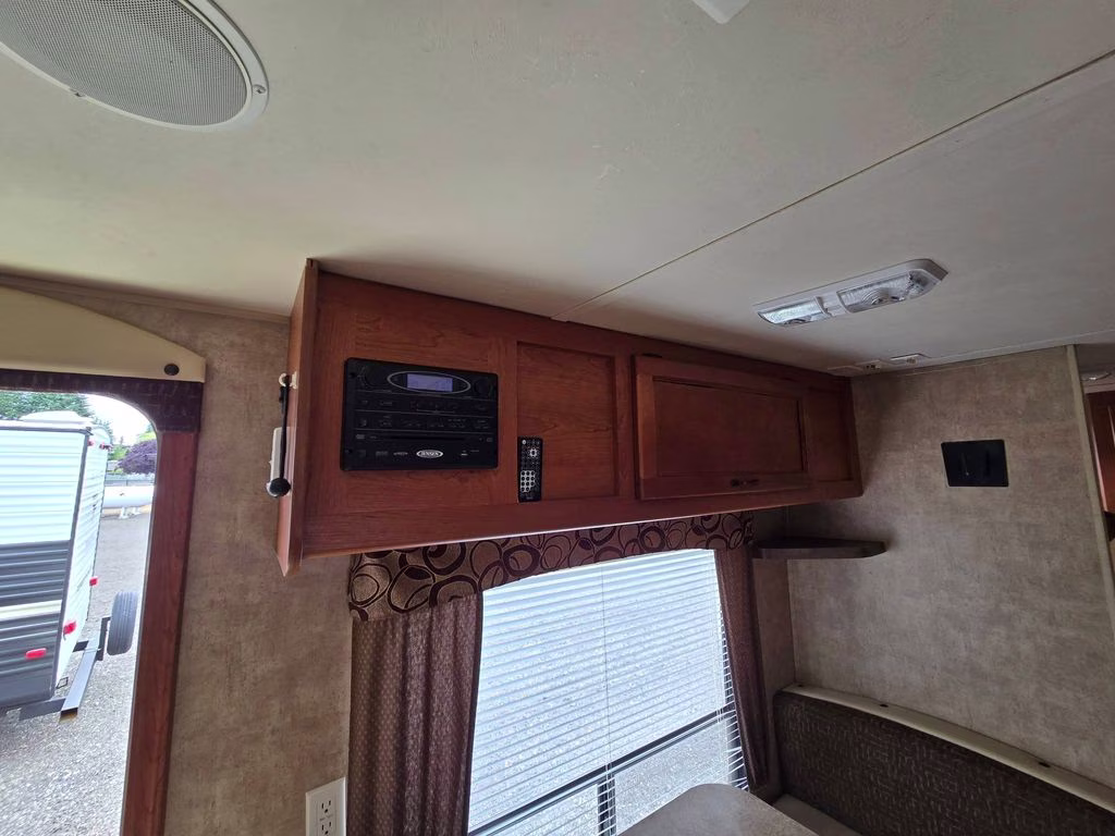 2013 WHITE CHEROKEE GREY WOLF 26BH Trailer