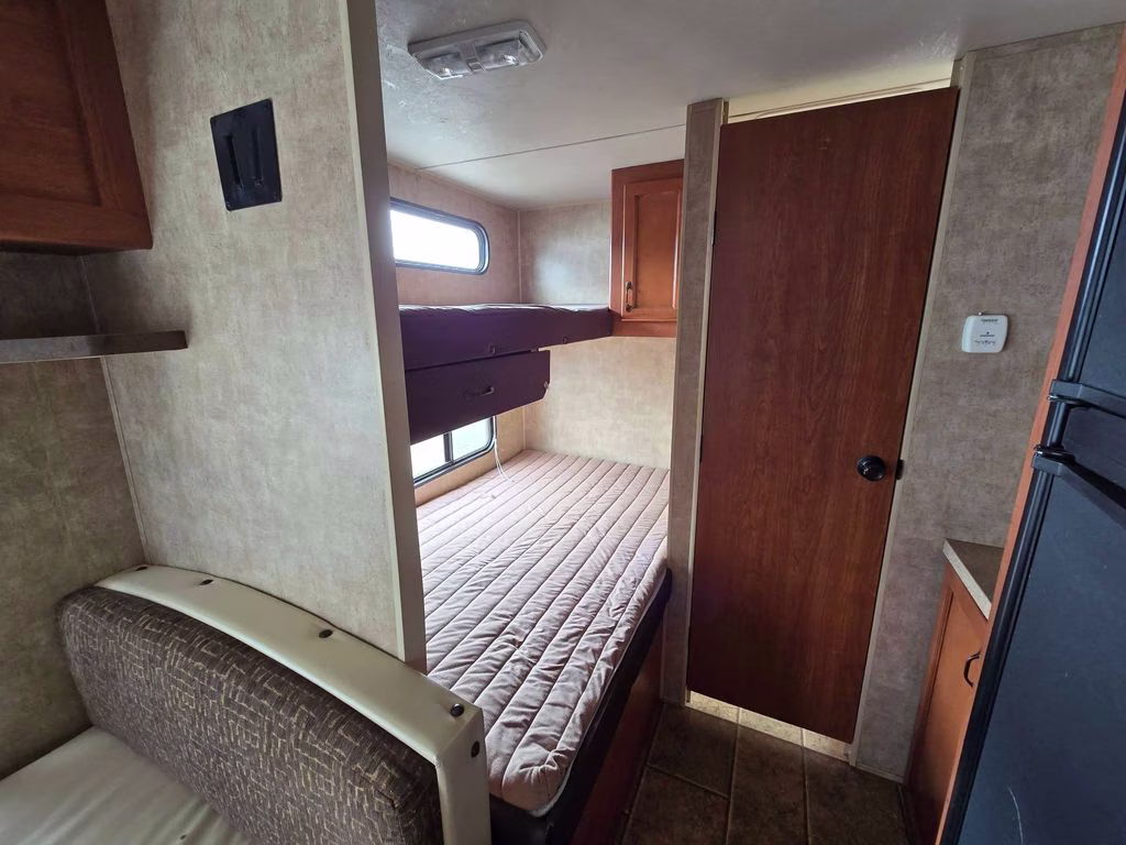2013 WHITE CHEROKEE GREY WOLF 26BH Trailer