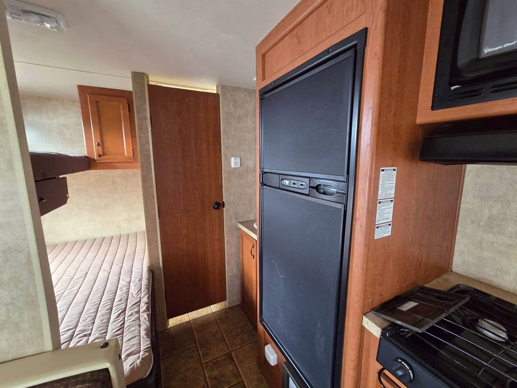 2013 WHITE CHEROKEE GREY WOLF 26BH Trailer