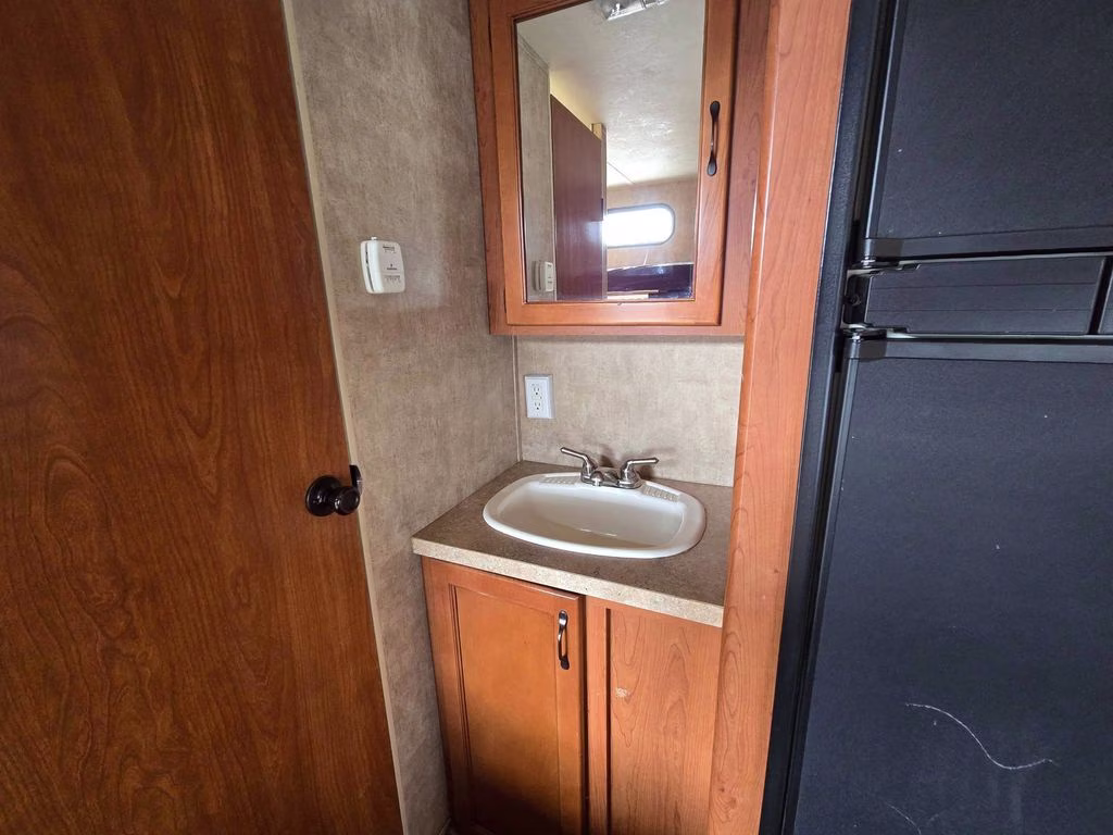 2013 WHITE CHEROKEE GREY WOLF 26BH Trailer