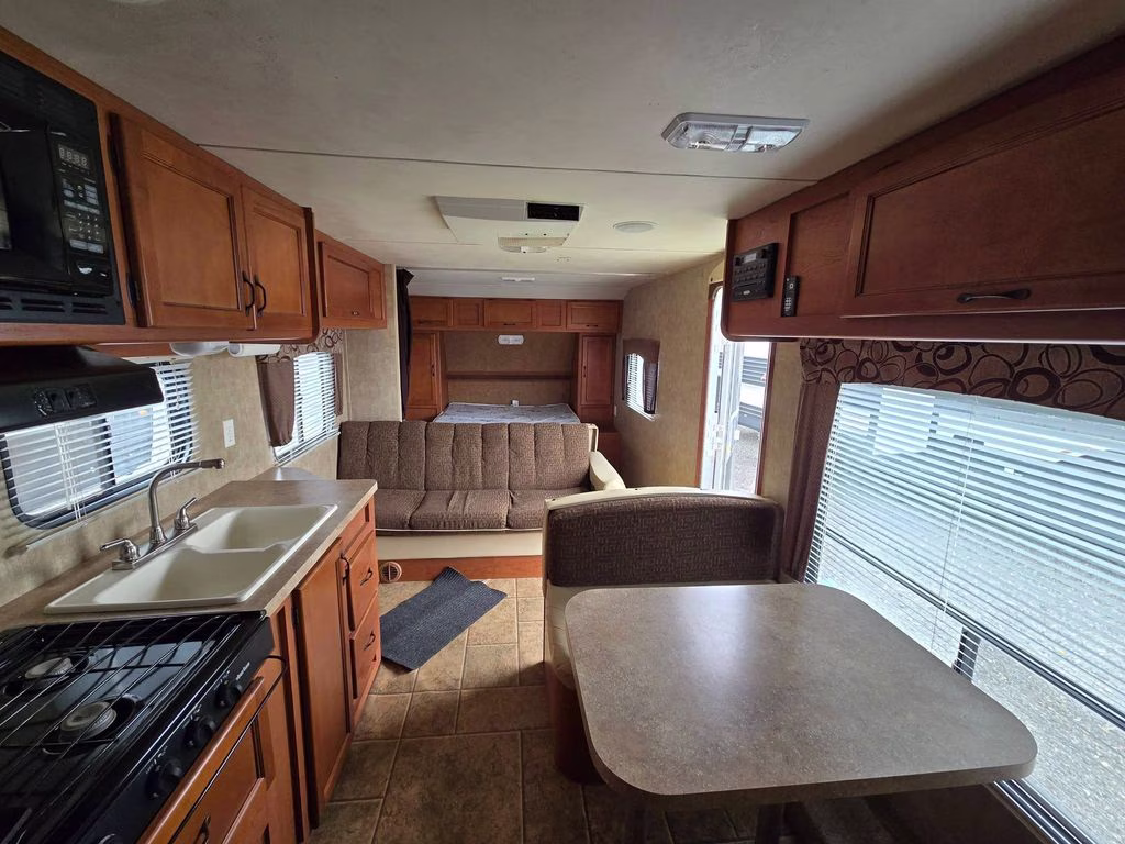 2013 WHITE CHEROKEE GREY WOLF 26BH Trailer