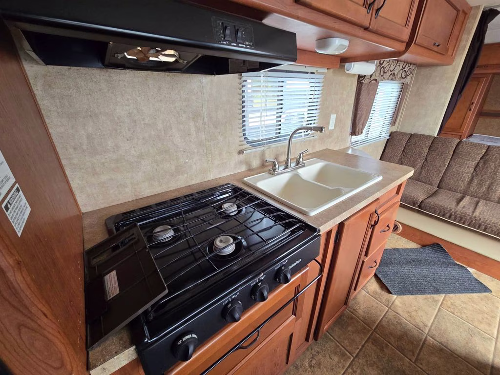 2013 WHITE CHEROKEE GREY WOLF 26BH Trailer