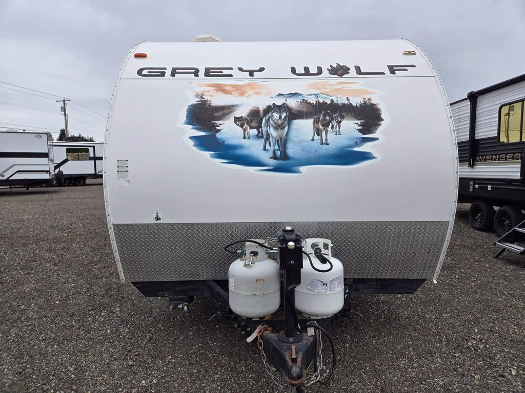 2013 WHITE CHEROKEE GREY WOLF 26BH Trailer