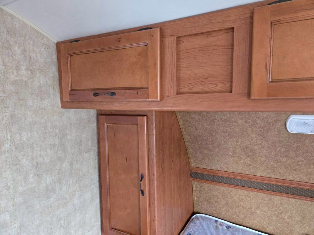 2013 WHITE CHEROKEE GREY WOLF 26BH Trailer