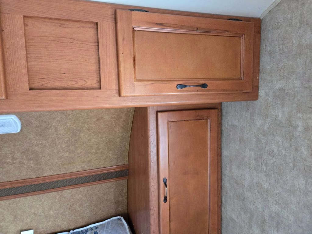 2013 WHITE CHEROKEE GREY WOLF 26BH Trailer
