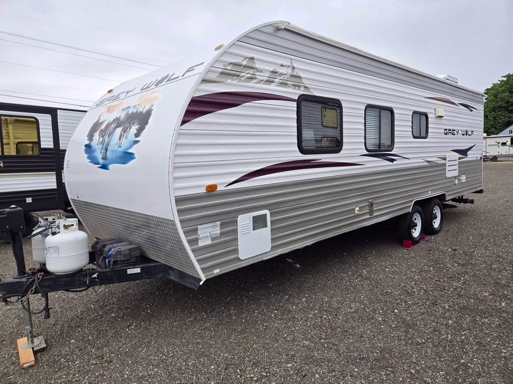 2013 WHITE CHEROKEE GREY WOLF 26BH Trailer