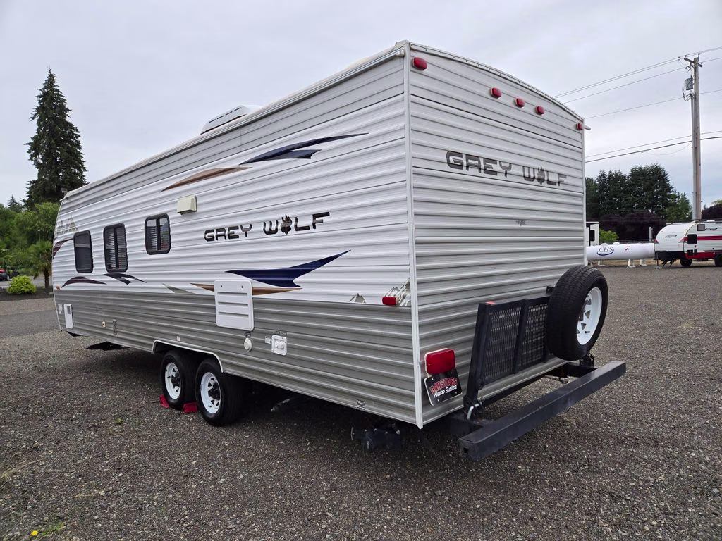 2013 WHITE CHEROKEE GREY WOLF 26BH Trailer