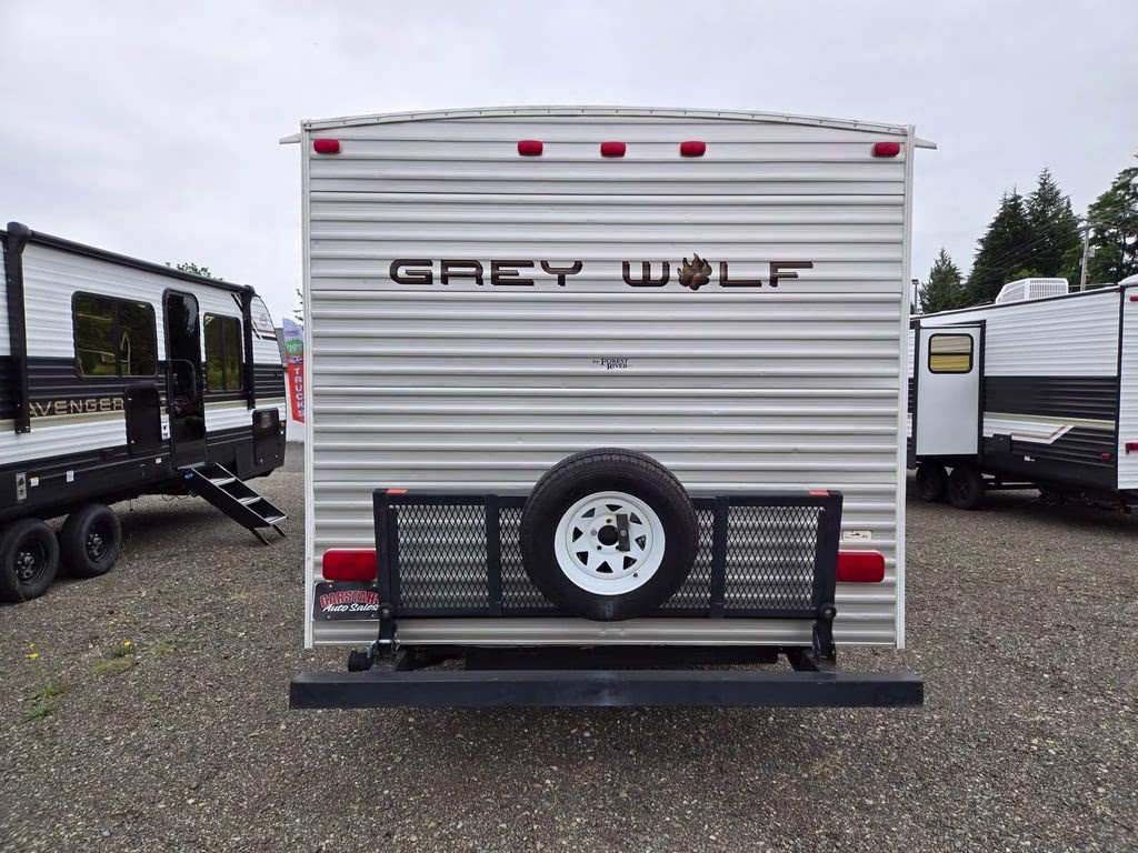 2013 WHITE CHEROKEE GREY WOLF 26BH Trailer