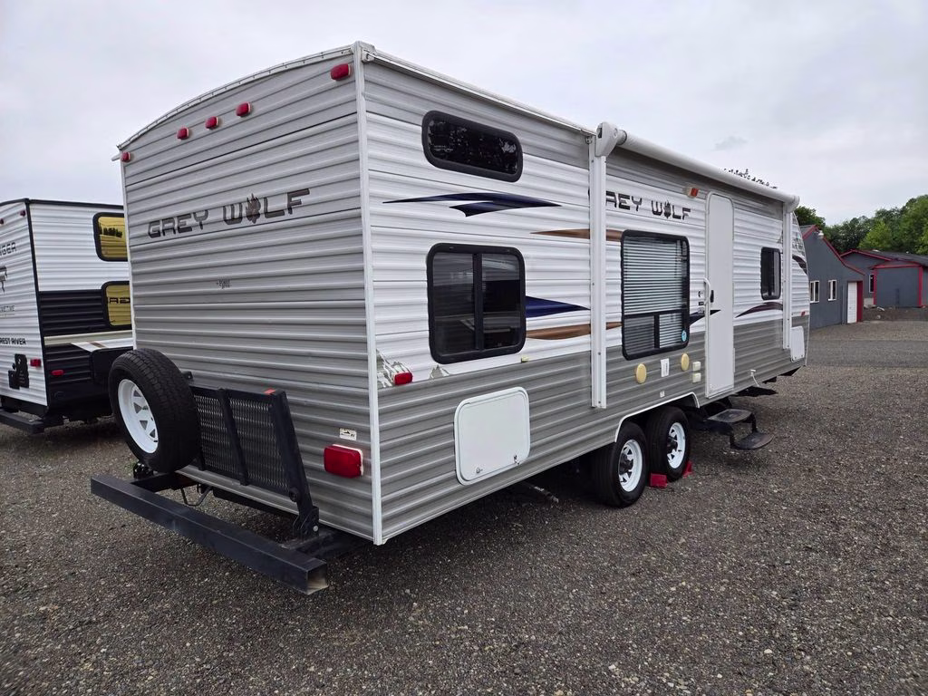 2013 WHITE CHEROKEE GREY WOLF 26BH Trailer