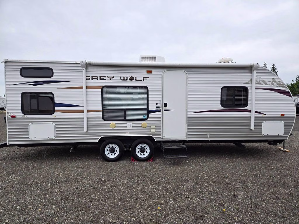 2013 WHITE CHEROKEE GREY WOLF 26BH Trailer