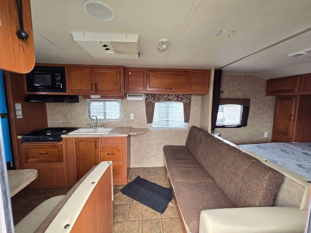 2013 WHITE CHEROKEE GREY WOLF 26BH Trailer