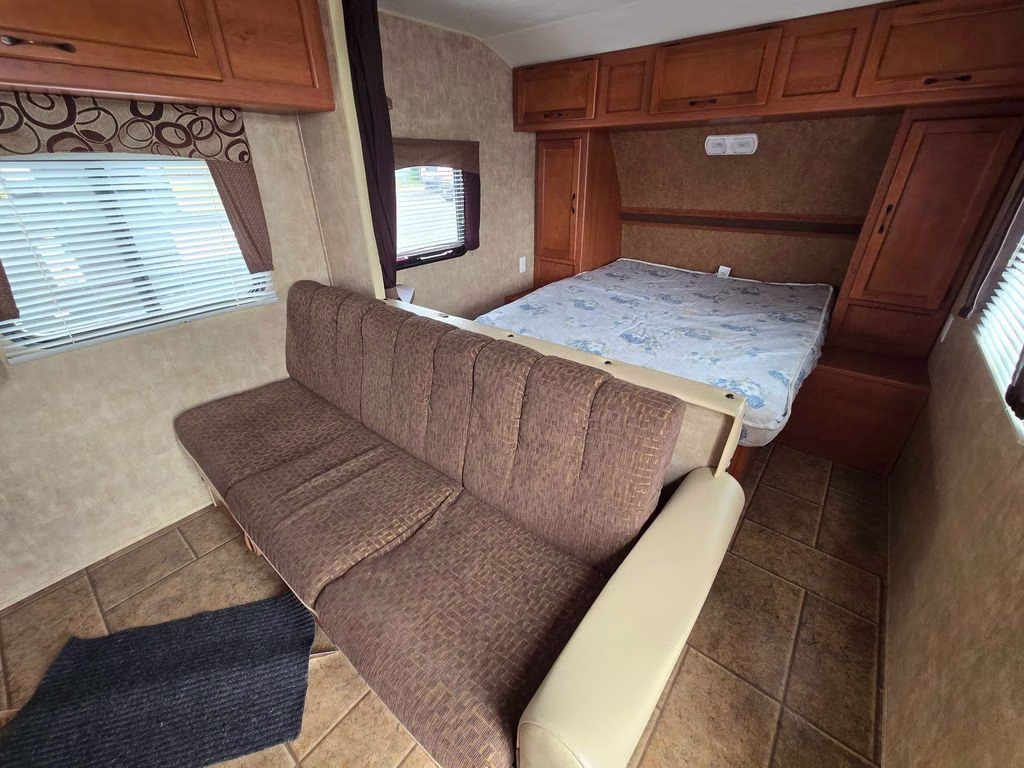 2013 WHITE CHEROKEE GREY WOLF 26BH Trailer