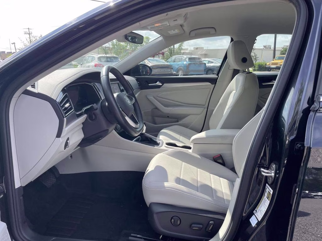 2024 Deep Black Pearl Volkswagen Jetta 1.5T SE FWD Sedan