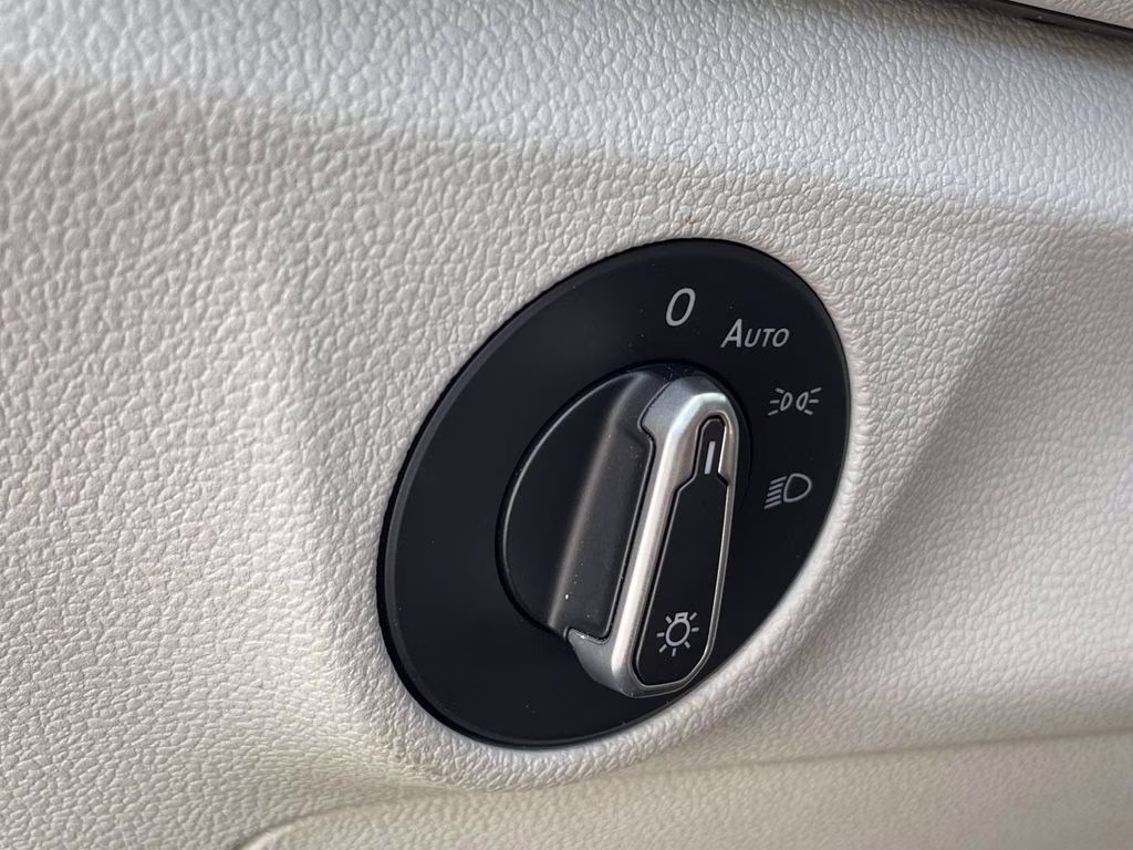 2024 Deep Black Pearl Volkswagen Jetta 1.5T SE FWD Sedan