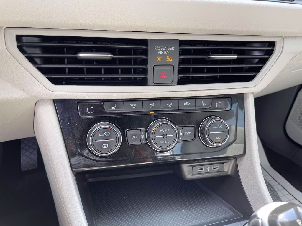 2024 Deep Black Pearl Volkswagen Jetta 1.5T SE FWD Sedan