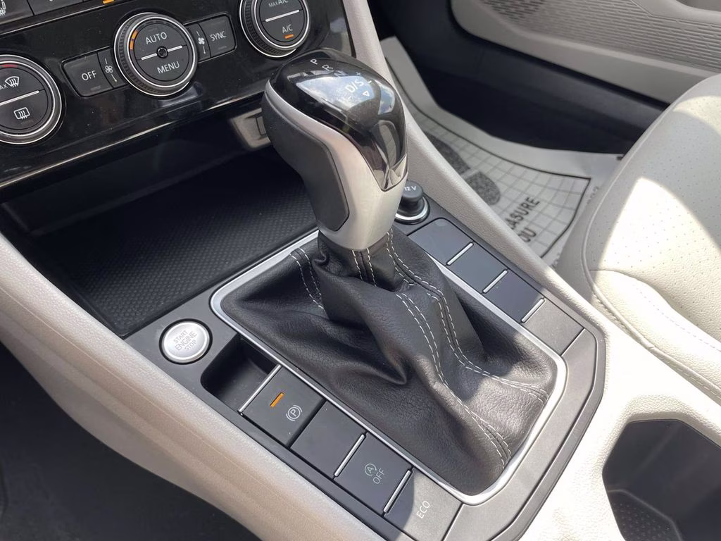 2024 Deep Black Pearl Volkswagen Jetta 1.5T SE FWD Sedan