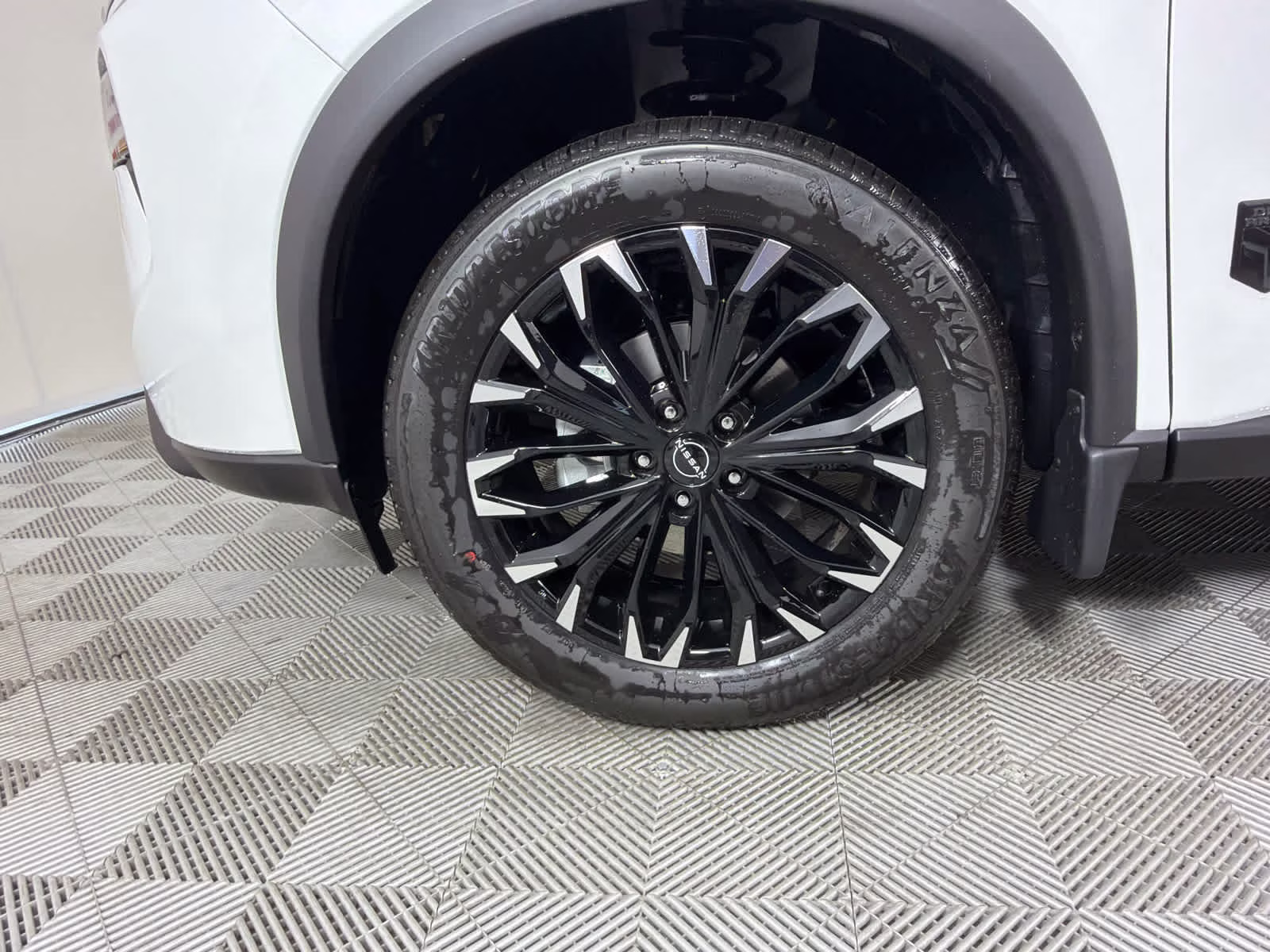 2026 Everest White Pearl Tricoat Nissan Rogue Dark Armor FWD SUV