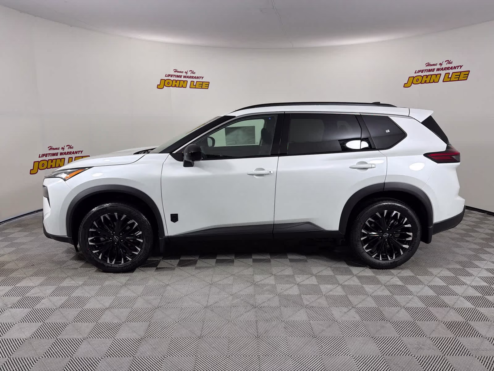 2026 Everest White Pearl Tricoat Nissan Rogue Dark Armor FWD SUV