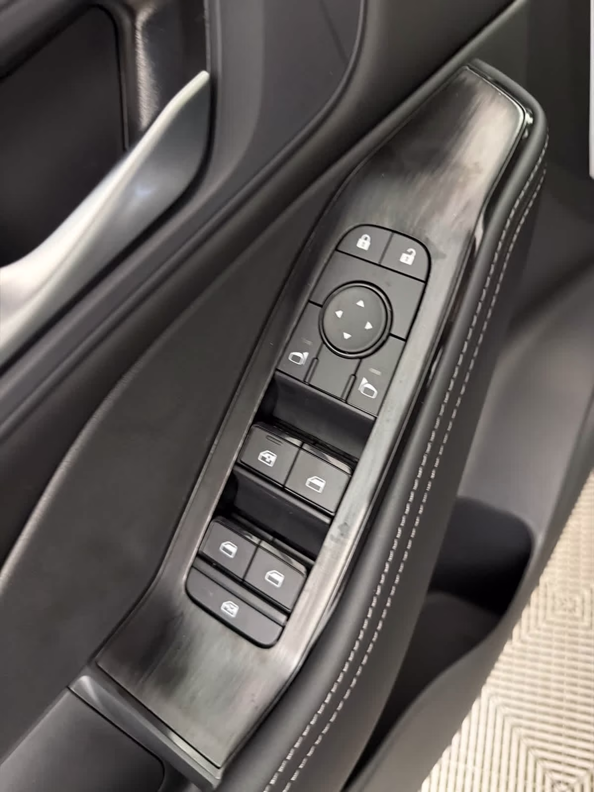 2026 Everest White Pearl Tricoat Nissan Rogue Dark Armor FWD SUV