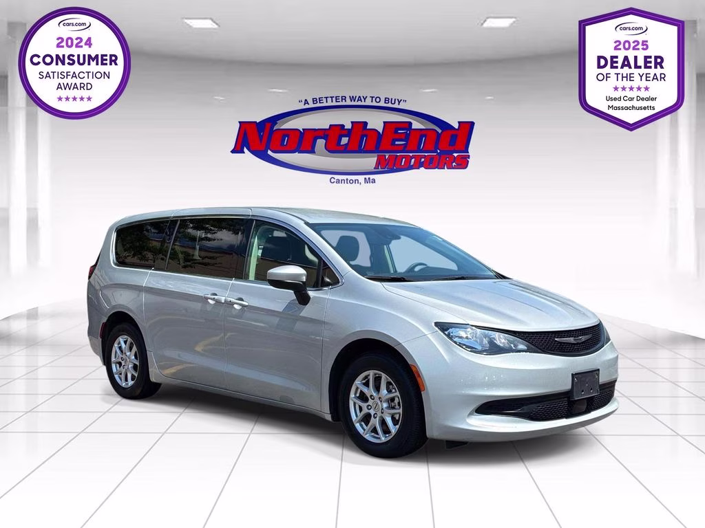 2023 Silver Mist Clearcoat Chrysler Voyager LX FWD Van