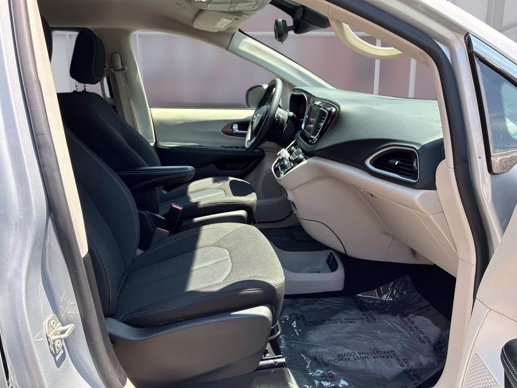 2023 Silver Mist Clearcoat Chrysler Voyager LX FWD Van