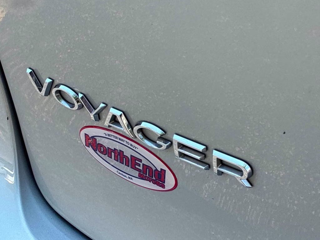 2023 Silver Mist Clearcoat Chrysler Voyager LX FWD Van
