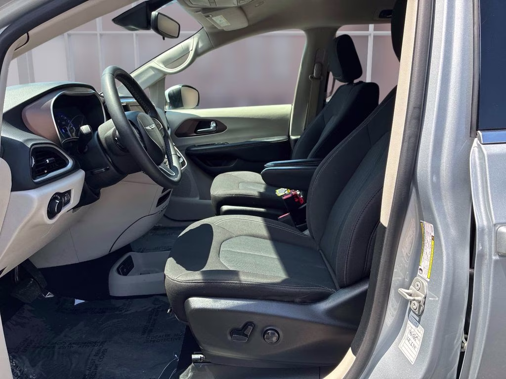 2023 Silver Mist Clearcoat Chrysler Voyager LX FWD Van