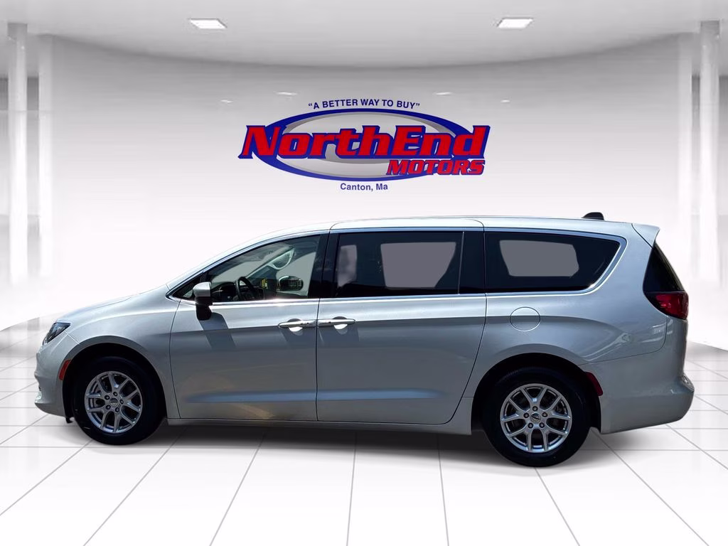 2023 Silver Mist Clearcoat Chrysler Voyager LX FWD Van