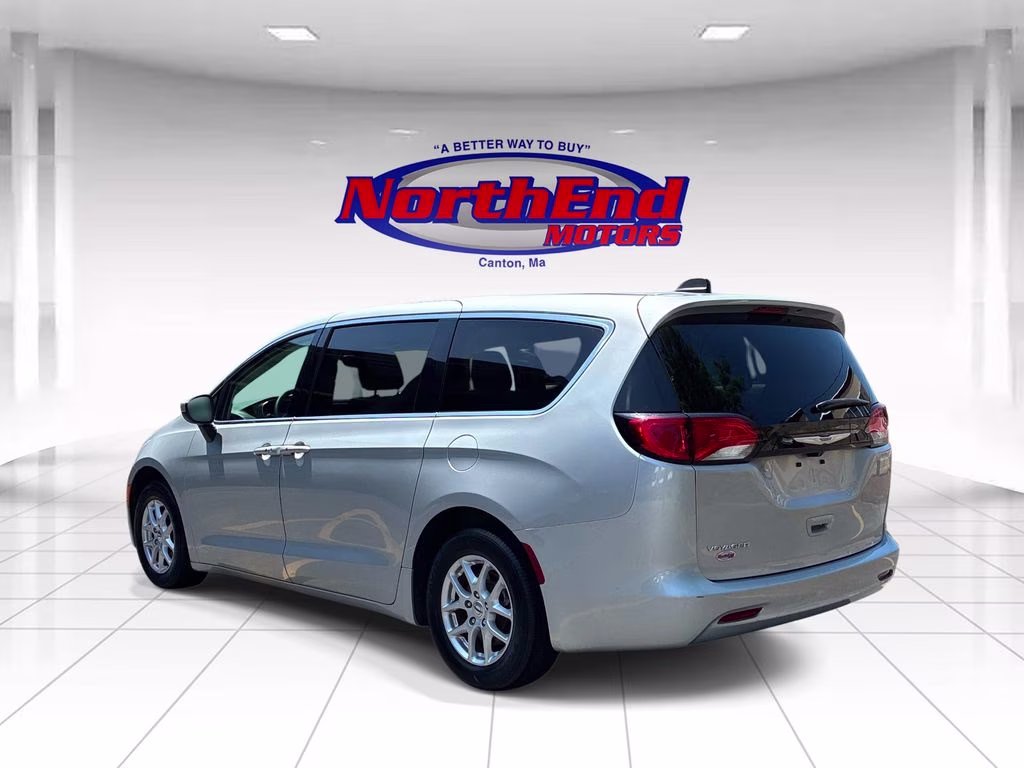 2023 Silver Mist Clearcoat Chrysler Voyager LX FWD Van
