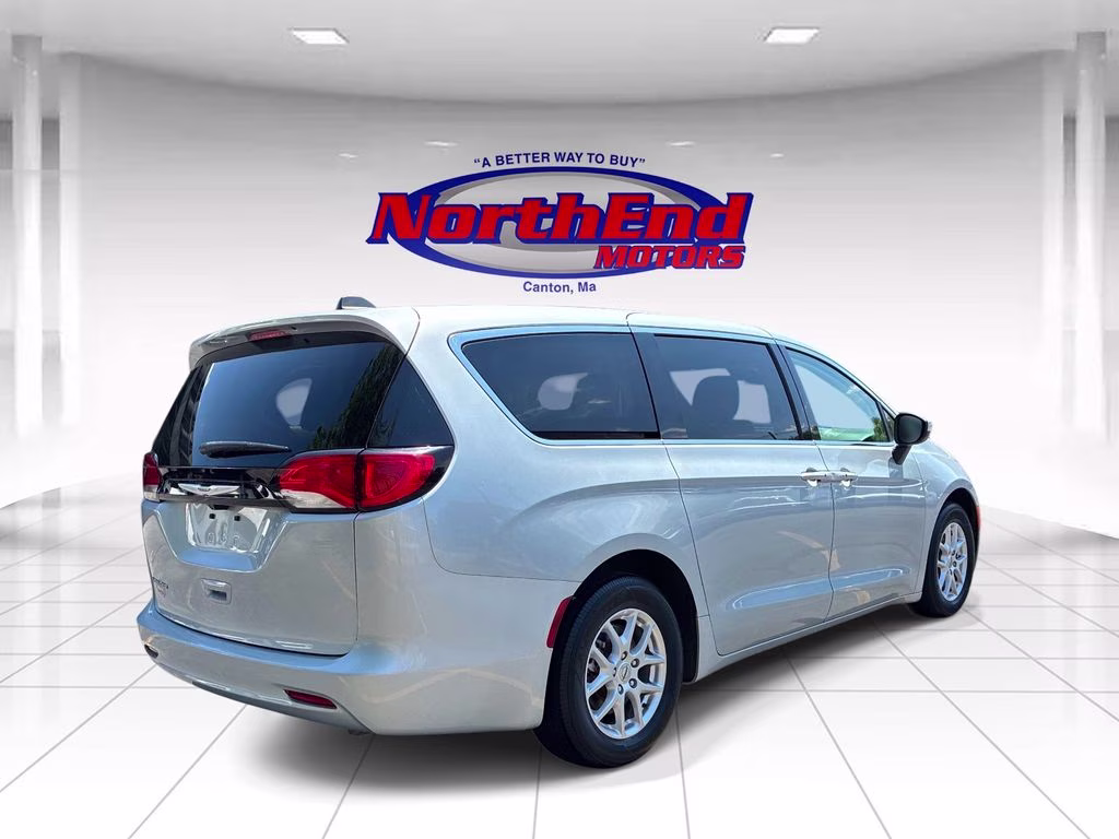 2023 Silver Mist Clearcoat Chrysler Voyager LX FWD Van